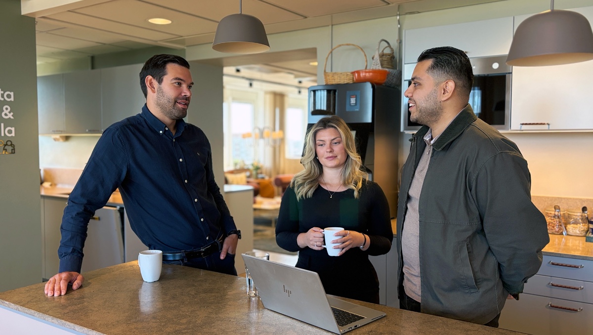 Axel, Frida och Wiljaiber representerar olika delar av ByggVesta, men arbetar tillsammans för att skapa en smidig övergång från projekt till förvaltning i Blick.